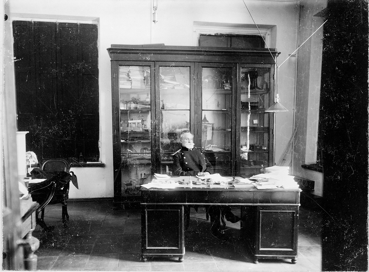 Physiologist Ivan Pavlov in&nbsp;his study. Source: Wikimedia Commons