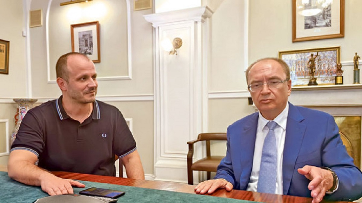 © SPbU Nikolay Kropachev (on the right) with reporter of "Politika"