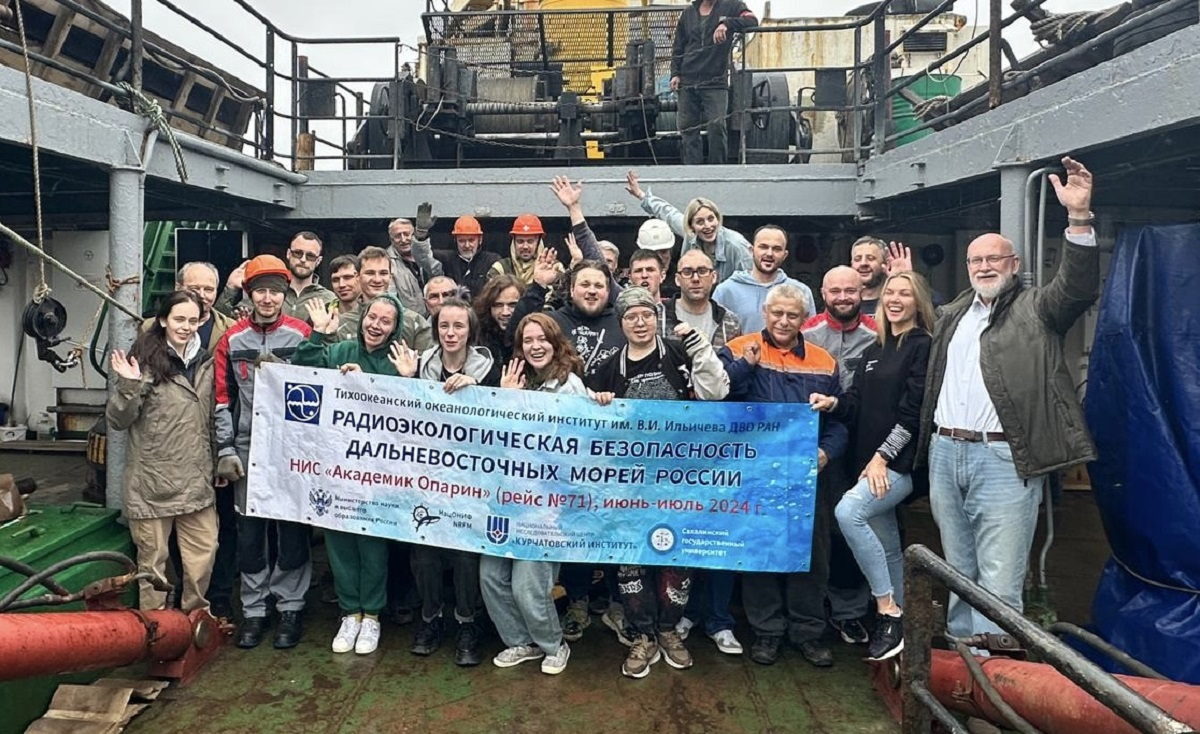 Students and early-career researchers from Vladivostok, Moscow, St&nbsp;Petersburg, Sevastopol and Yuzhno-Sakhalinsk on&nbsp;the expedition aboard the research vessel "Akademik Oparin" as&nbsp;part of&nbsp;the "Radioecological Safety of&nbsp;the Far Eastern Seas of&nbsp;Russia" programme, June-July 2024 (photo by&nbsp;Iu&nbsp;D&nbsp;Gatilova).