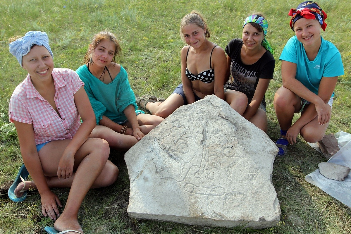 The Okunev culture stone slab with an image found at Itkol II mound 21. Photo from the personal archive of Andrey Poliakov