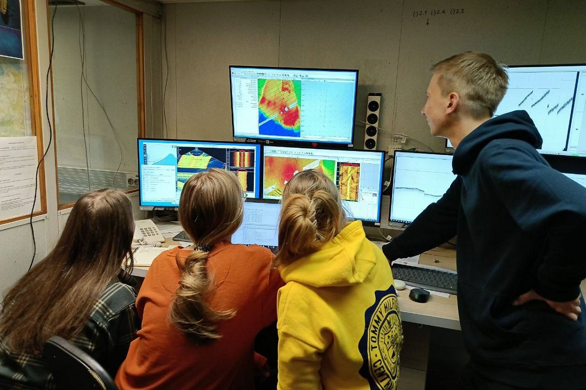 Work in the Computing Centre (in the photo – Mariia Biriuk, Zinaida Zabudkina, Anna Fedorova, Aleksei Kishankov). Photo by Mariia Biriuk