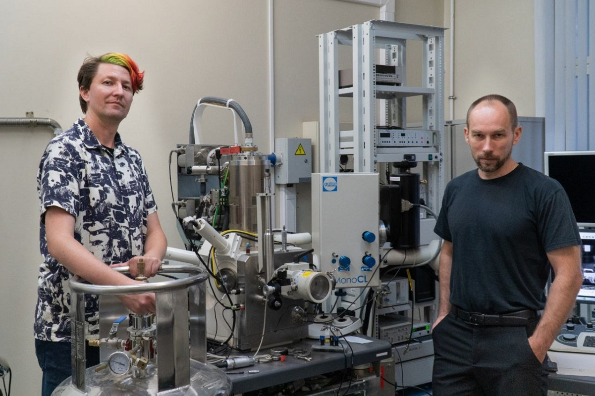 © St Petersburg University Yury Kapitonov, Associate Professor at St Petersburg University (left), Yuri Petrov, Associate Professor at St Petersburg University (right), and the Zeiss Supra 40VP electron microscope at the Nanophotonics Resource Centre at St Petersburg University