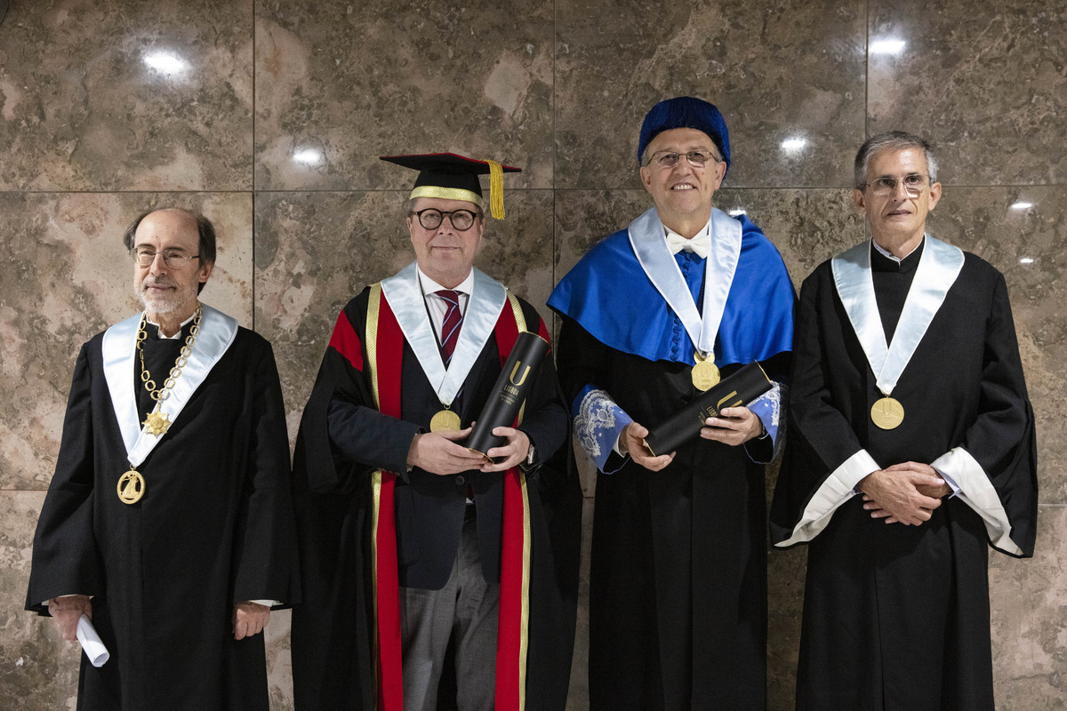 Vadim Kukushkin with Armando Pombeiro (pictured left) from the University of Lisbon at the awarding of an honorary doctorate. Source: Vadim Kukushkin