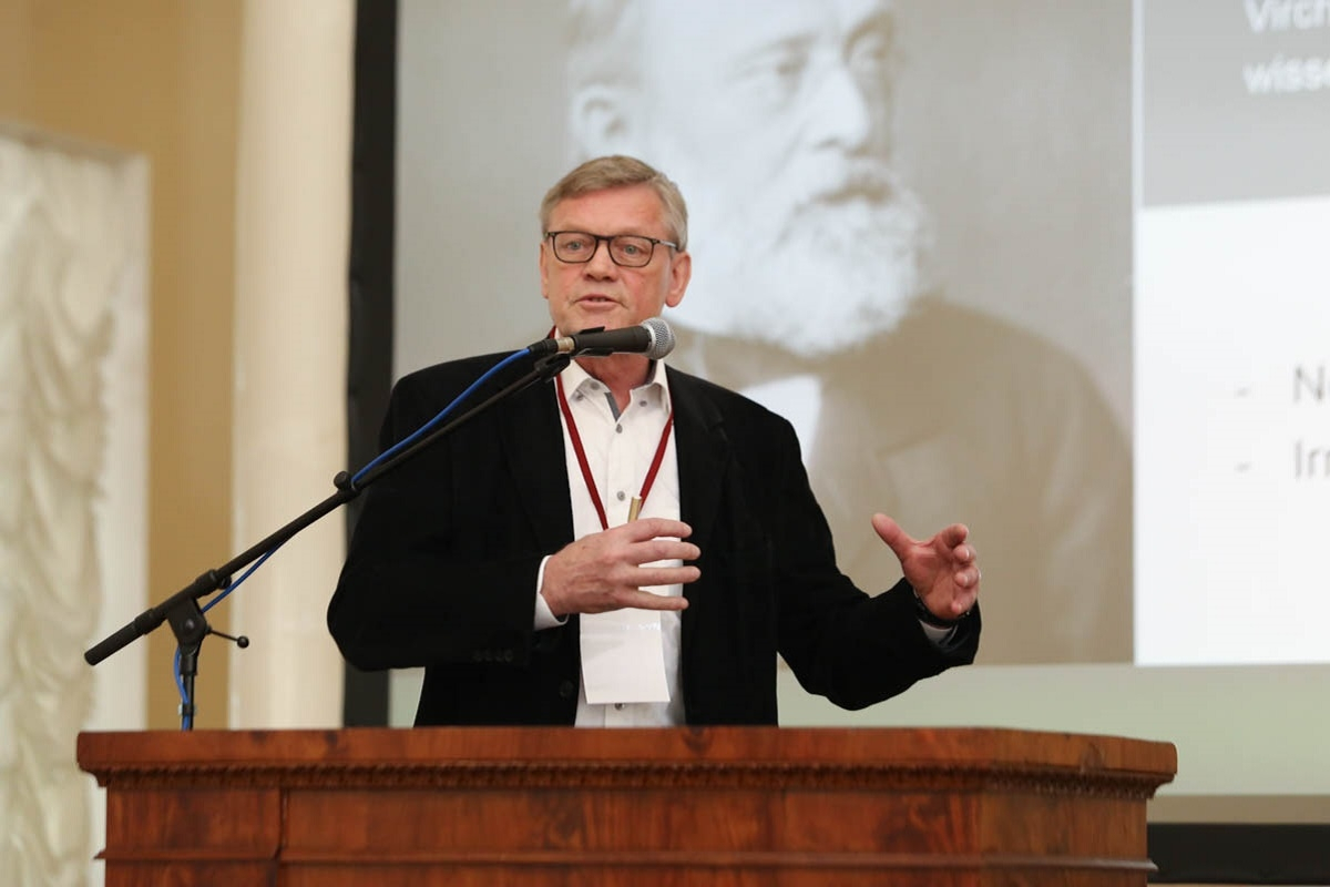Axel Haverich speaks to young researchers at St Petersburg University in 2019