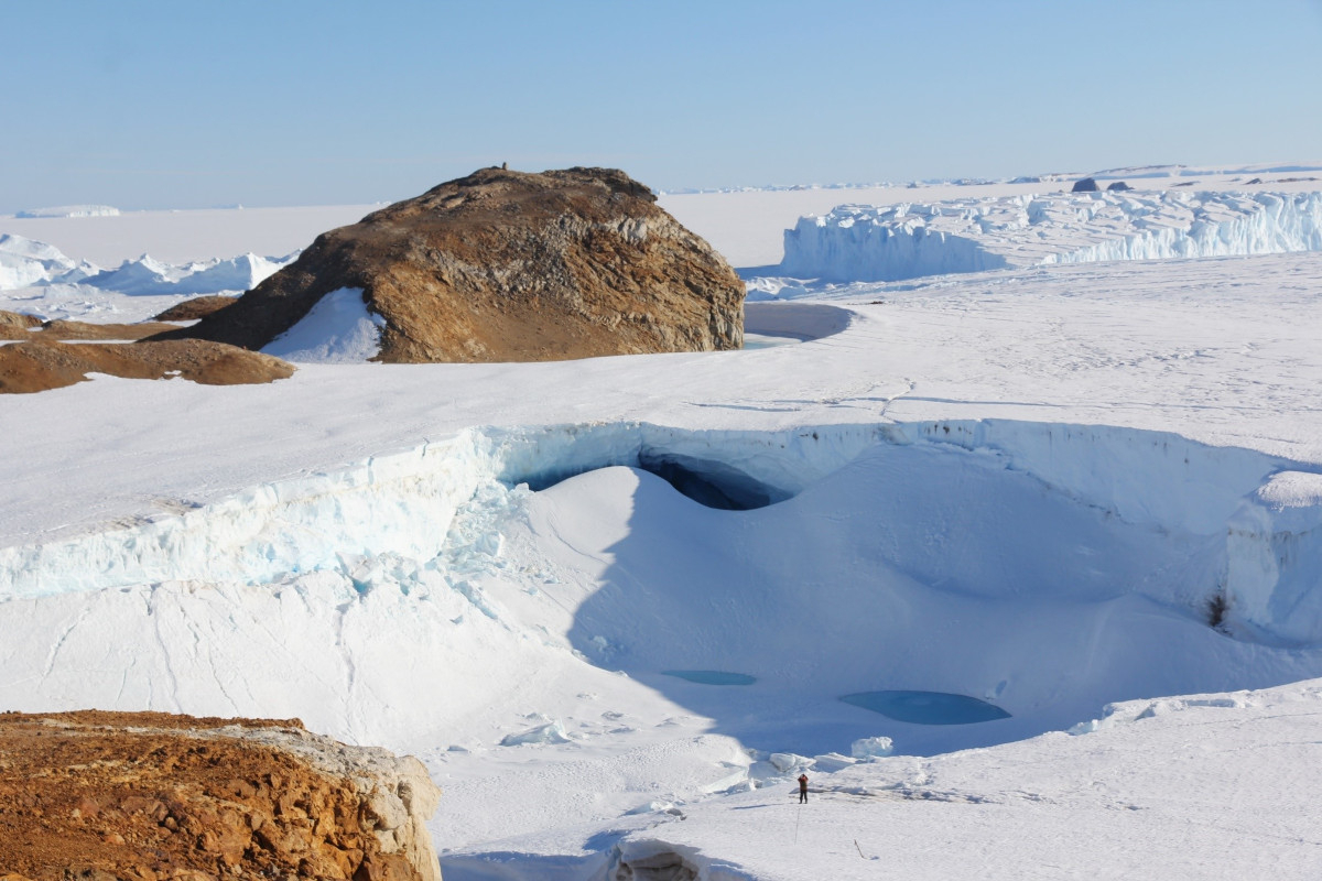 Photo of the crevasse on Dalk Glacier © Provided by Sergey Popov