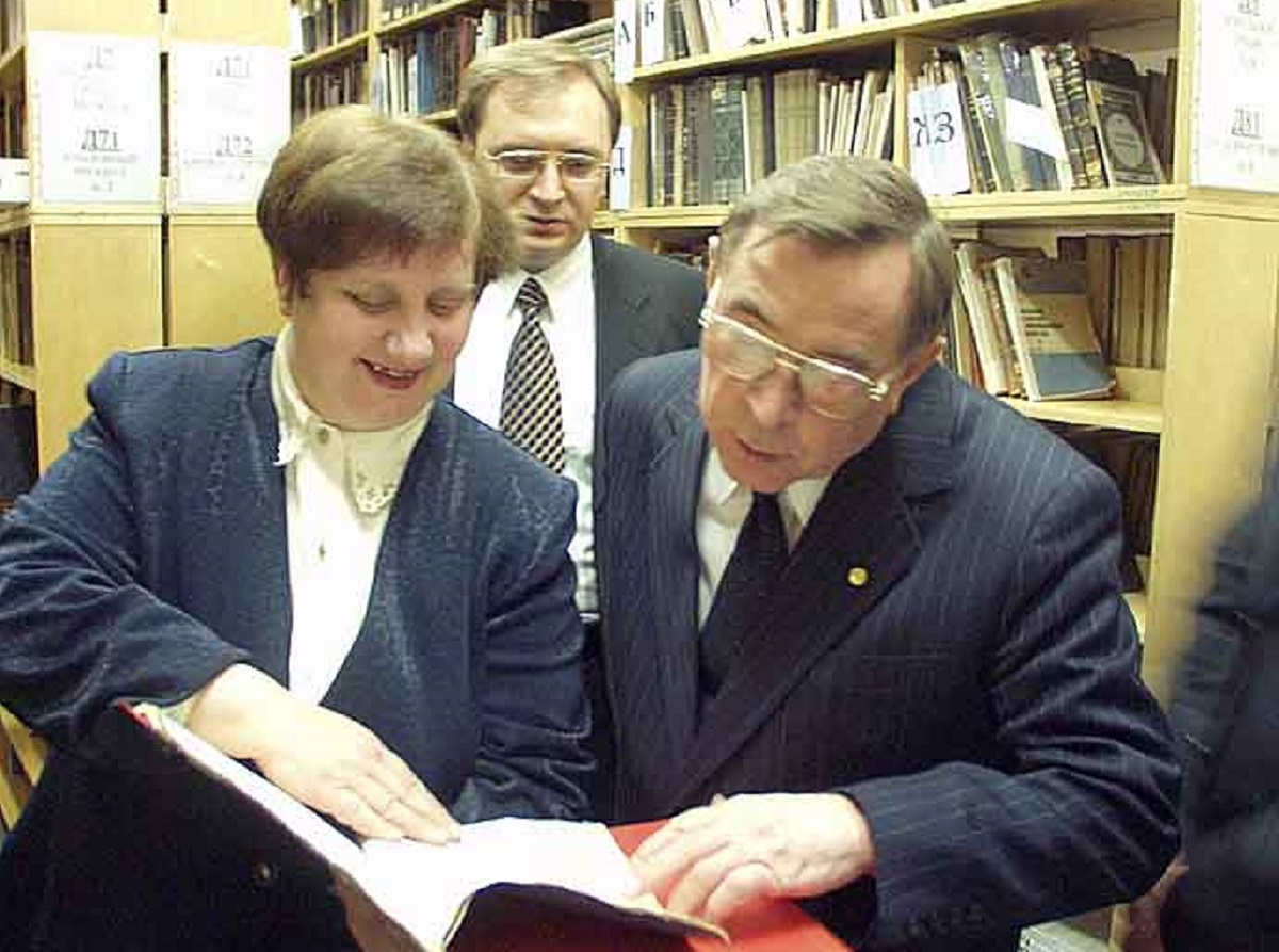 1999. Natalya Matsneva, Head of the Faculty of Law branch of the University Library, and Nikolay Kropachev, Dean of the Faculty of Law, demonstrate documents from the library collection to Veniamin Yakovlev