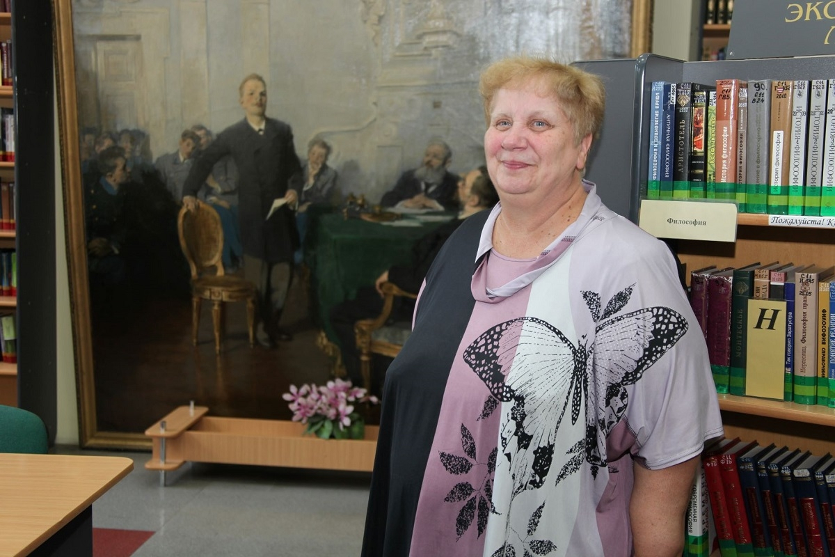 Natalya Matsneva in the library of the Faculty of Law at the famous painting