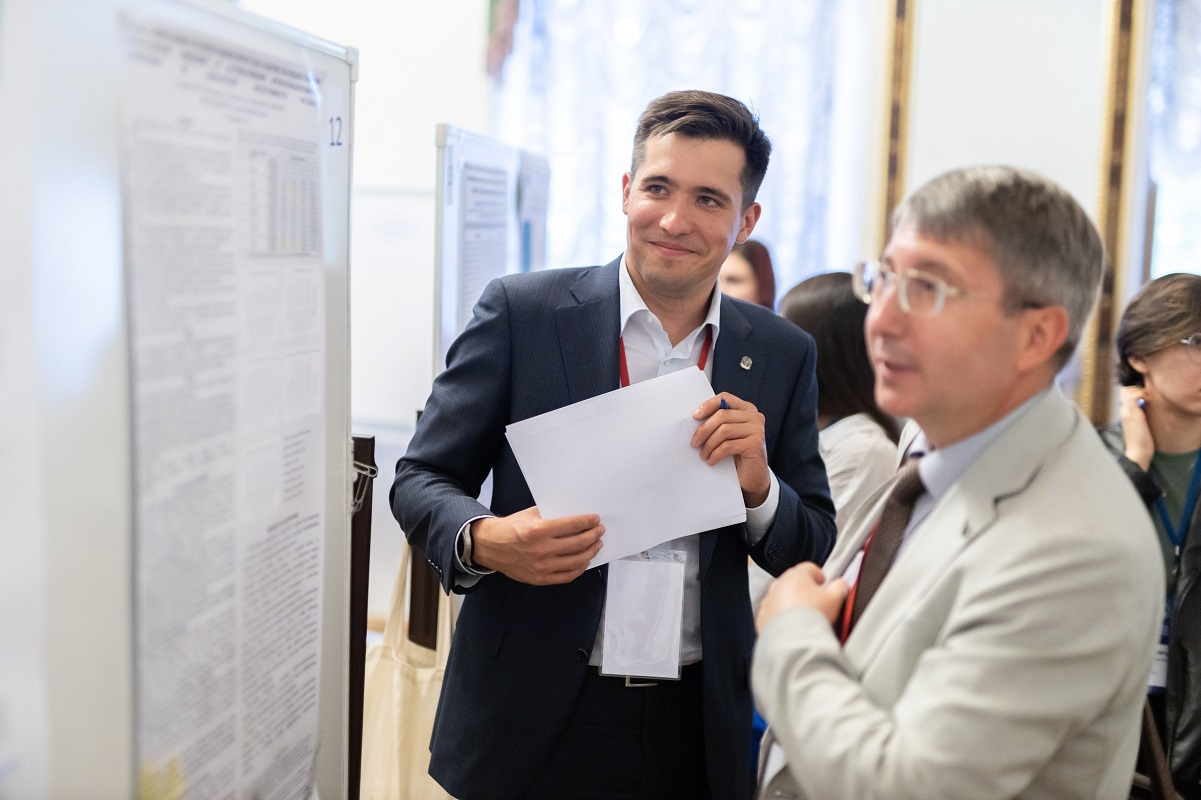 Photo provided by&nbsp;the organisers. Kirill Antonets, Associate Professor in&nbsp;the Department of&nbsp;Cytology and Histology SPbU (on&nbsp;the left of&nbsp;the photo)